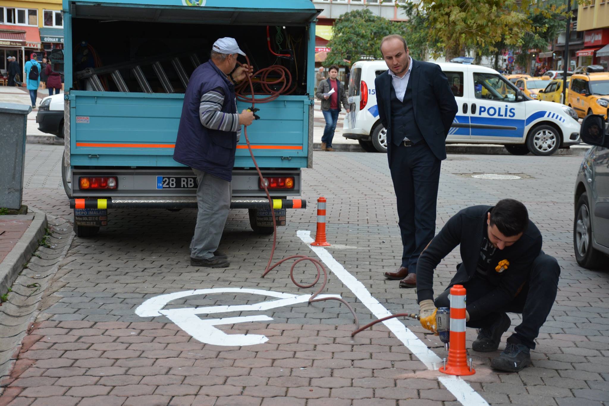 2017-11-01-engelli-vatandaslarimiza-arac-park-yeri-olusturuldu.jpg