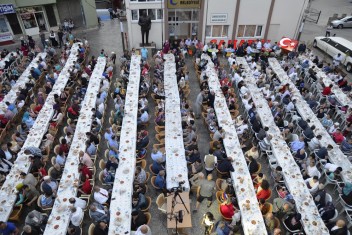 Ramazan Hüzünü Veda ile Bayram Coşkuyla