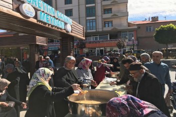 Alucra AK Parti Kadın Kolları Aşure
