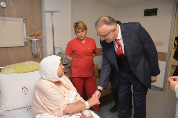 BAŞKAN YAKAR HASTALARI ZİYARET