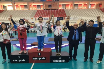 Bilek Güreşinde Şampiyonumuz