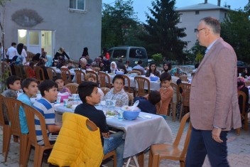Başkan Yakar Mahalle İftarlarıyla Halkla