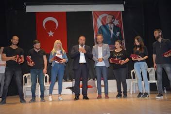 BAŞKAN ERENER TİYATRO OYUNUNDA SAHNE