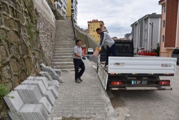 ROMANCI GÜZİDE SOKAK’TA MERDİVEN