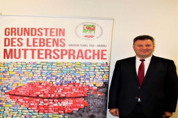 Şenol öğretmen Almanya’da yan gelip
