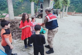 Bayramda köylerdeki çocukları