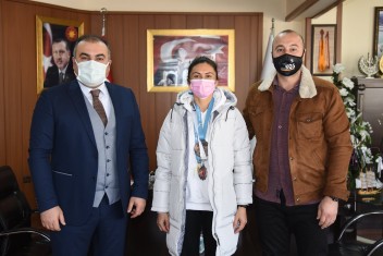 BAŞKAN İLÇESİNİ TEMSİL EDEN SPORCUYU MAKAMINDA