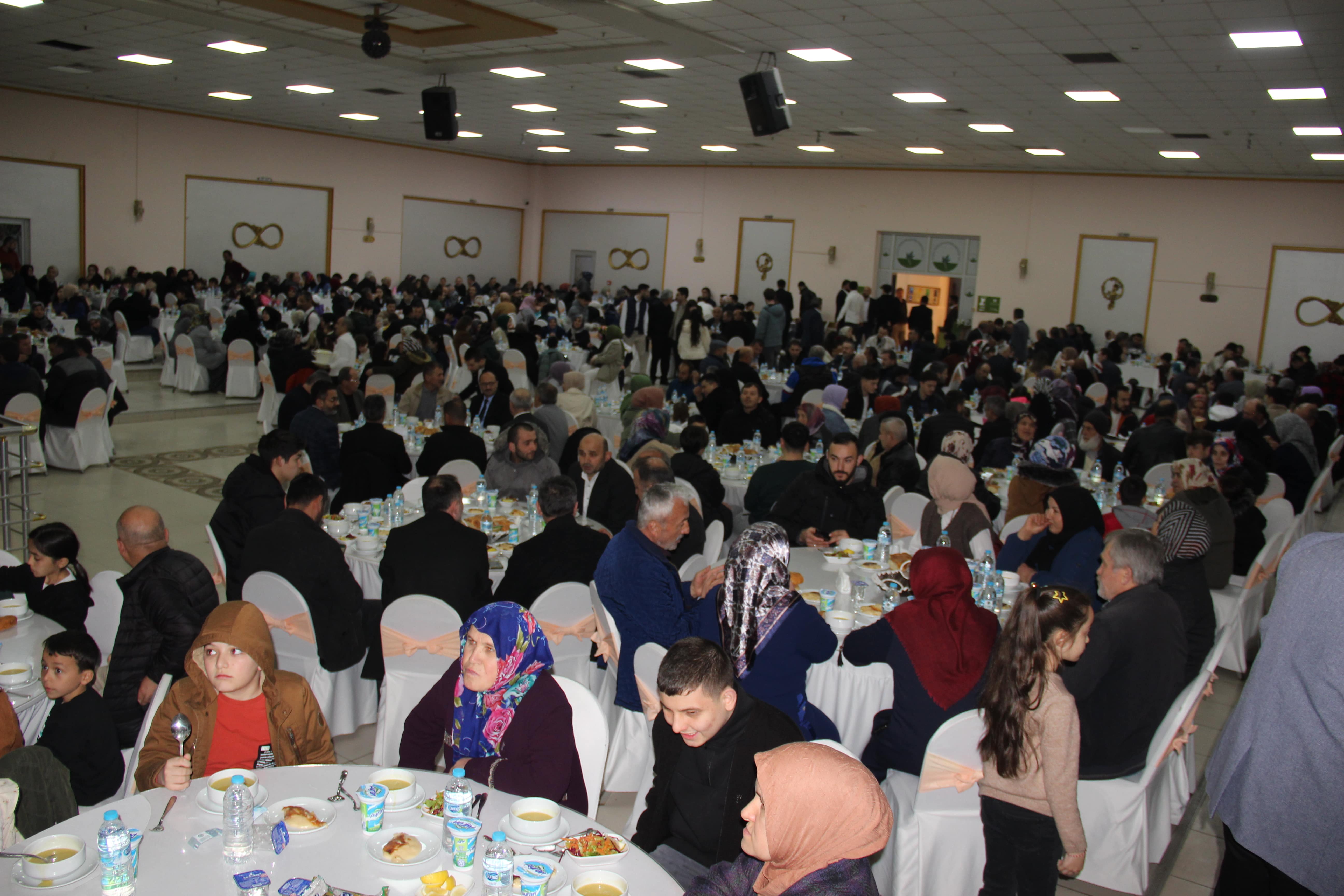 Bursa Yağlıdereliler Derneğinden Bereketli İftar Sofrası