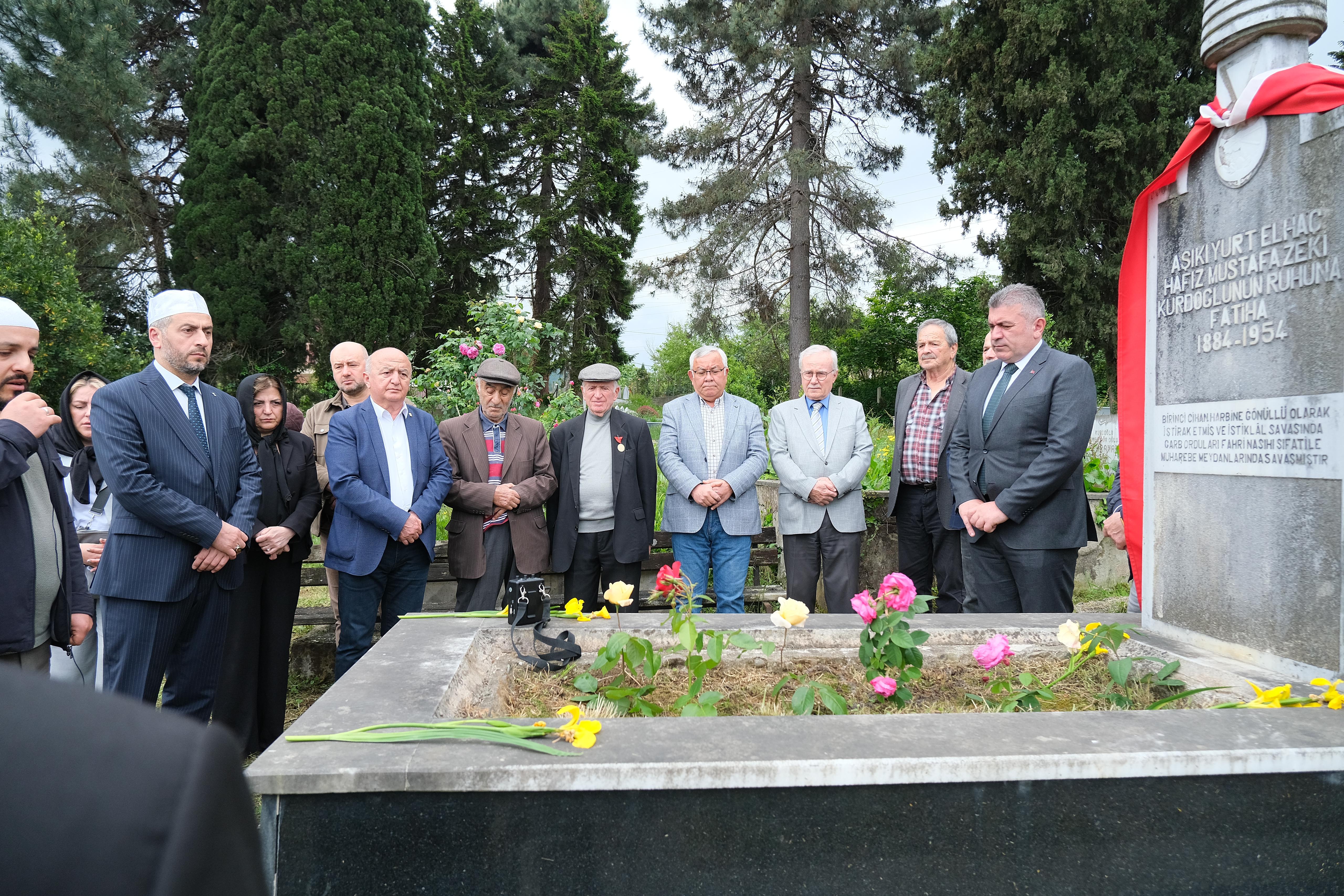 Kurdoğlu Hacı Hafız Kabri Başında ve Adının Verildiği Meydanda Anıldı